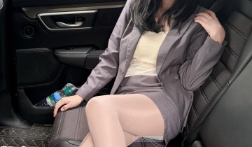 #微密圈 快看色图 车里随便一坐，这身灰西装裙套装突然就有了通勤后的松弛感～