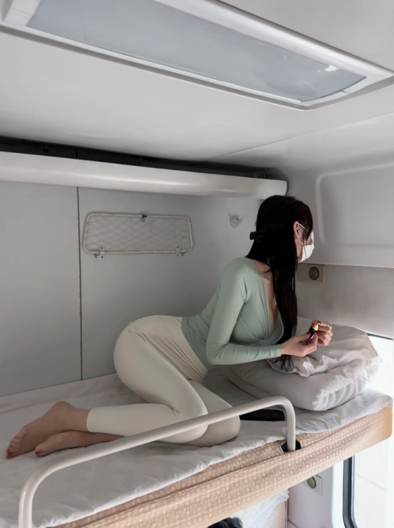 【微密圈】 #脸红 #Dearie 高铁之旅 坐个高铁太热了，来散散味道（2）