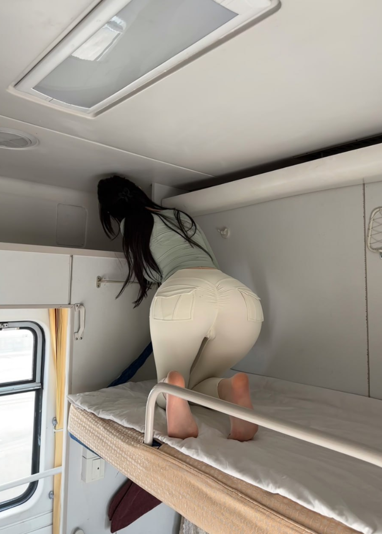 【微密圈】 #脸红 #Dearie 高铁之旅 坐个高铁太热了，来散散味道（8）