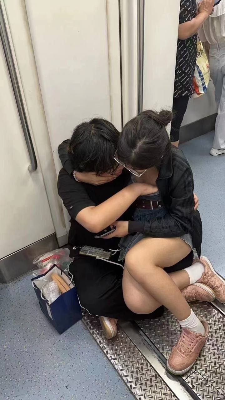 我看着真是受不了了 ？就不能收敛点吗#地铁 #激情 #秀恩爱  