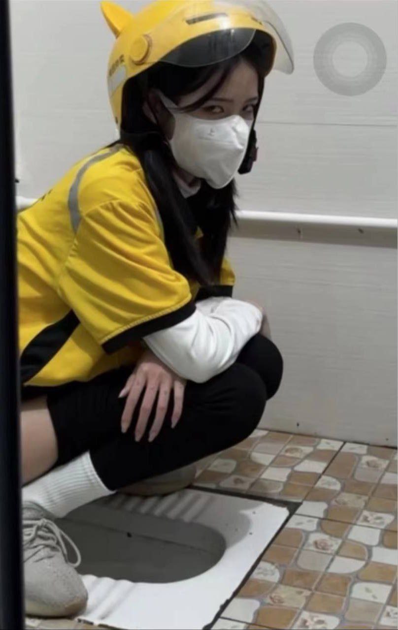 #厕拍 #吃瓜 #黑料 外卖小妹尿尿被偷拍