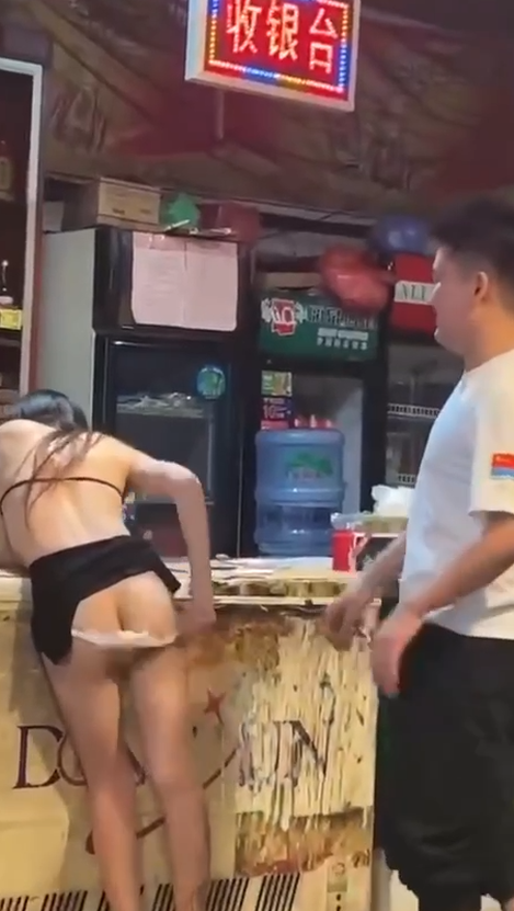 这是认识的么，我也想上去摸一摸 #摸屁股