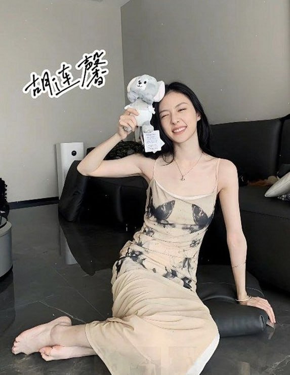 高颜值女明星【胡连馨】与大哥视频裸聊露骚穴自慰流水被曝光！（2）