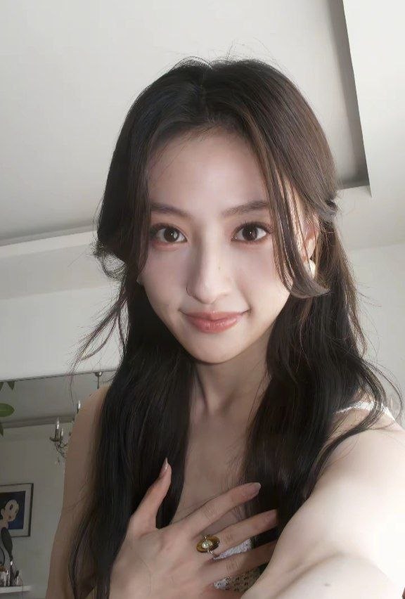 高颜值女明星【胡连馨】与大哥视频裸聊露骚穴自慰流水被曝光！（3）