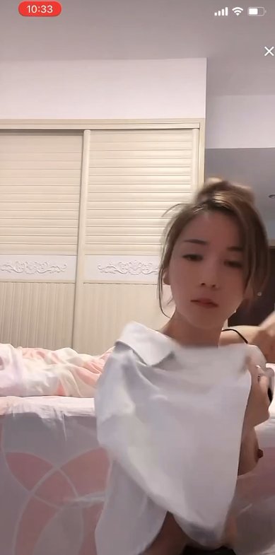 #抖音 #闪现 #露点  网红小姐姐换衣服这么别扭呢，要不脱了吧，哈哈