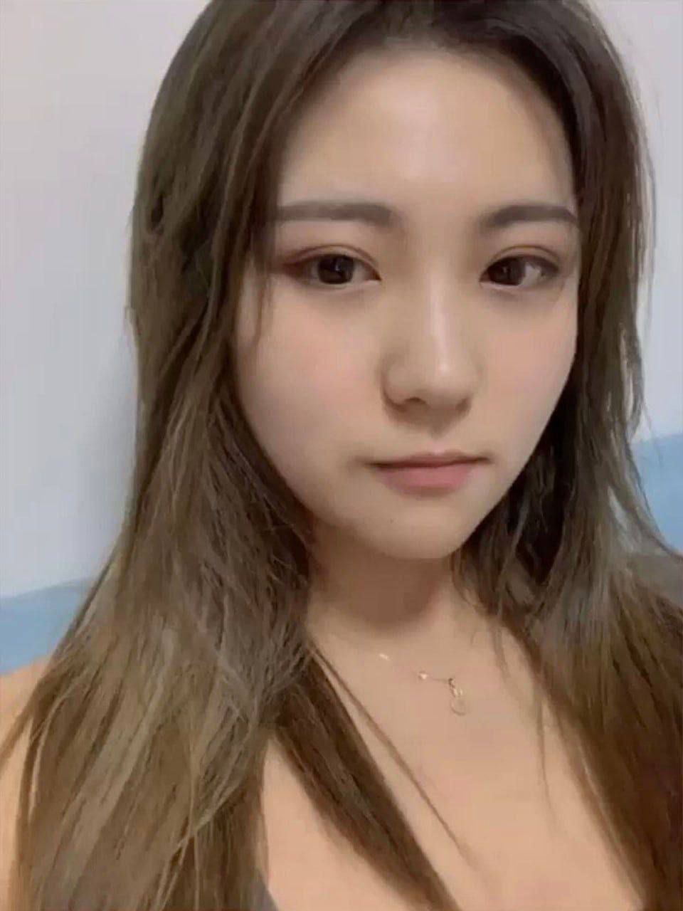 和精神小妹网恋 见面就去开房，狠狠的拿下！#群友投稿 #精神小妹 #泄密