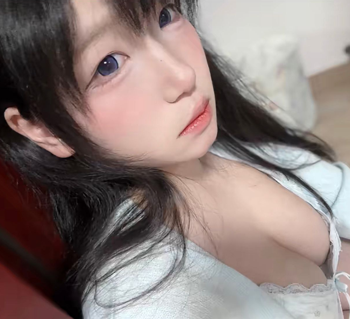 反差极品 高中学生穿着性感吊带在家发骚，奶子也不小