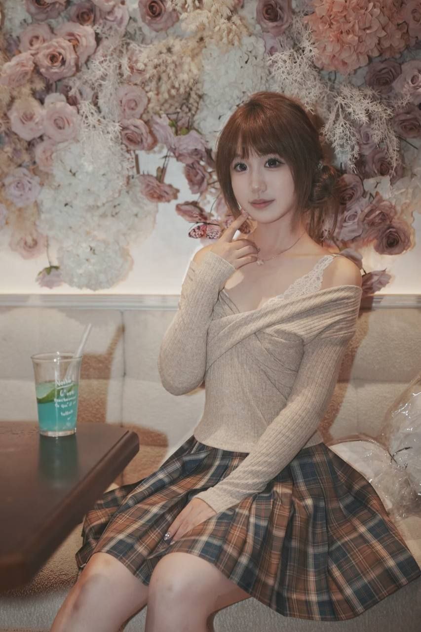 #不雅泄密 情侣私密相册泄漏 平时就喜欢拍点照片 装忧郁 其实每天晚上都在男友的胯下 欲仙欲死