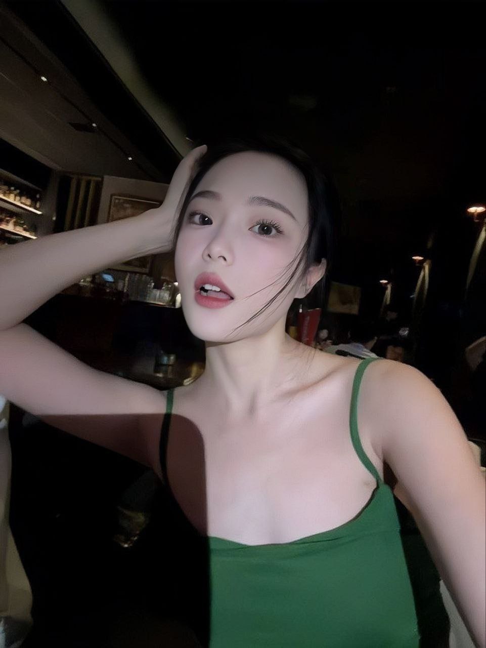 #宋昕宸 西安音乐学院艺术系学生妹 宋昕宸 汉服cos武媚娘服侍主人 让你感受帝王般的视觉冲击！