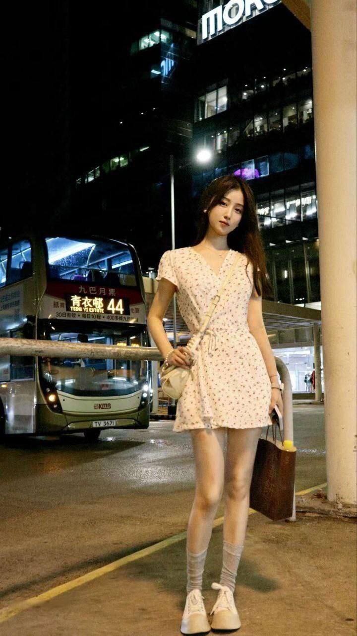 #不雅泄密 妹子今年上大二，自己和对象属于异地恋，聊了一个星期直接拿下，这妹子真的太骚了