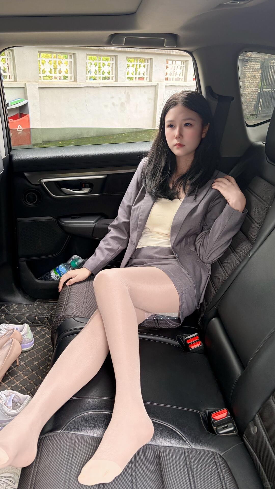 #微密圈 快看色图 车里随便一坐，这身灰西装裙套装突然就有了通勤后的松弛感～