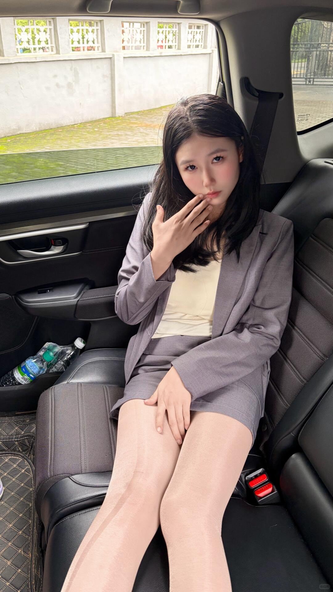 #微密圈 快看色图 车里随便一坐，这身灰西装裙套装突然就有了通勤后的松弛感～（2）