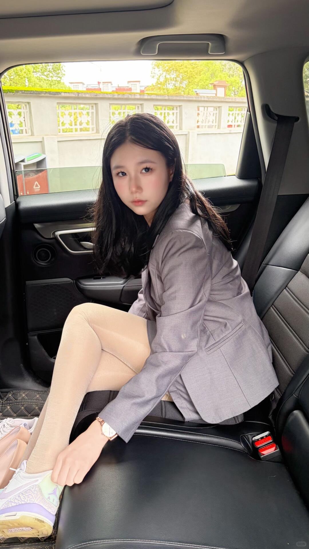 #微密圈 快看色图 车里随便一坐，这身灰西装裙套装突然就有了通勤后的松弛感～（4）